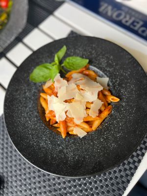 paste cu pancetta dolce, sos rosii, pecorino, ceapa si parmezan